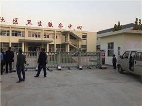 丕山社區(qū)衛(wèi)生服務中心采用華捷盛電動伸縮門