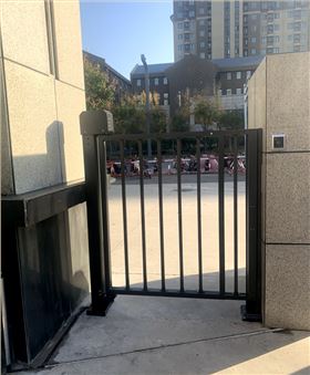 智能電動小門-育人國際學校