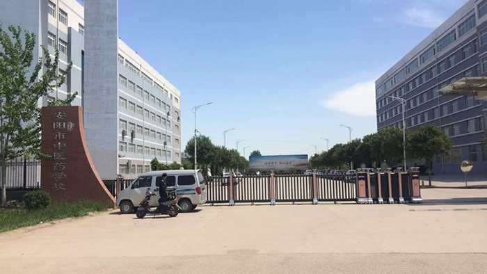 安陽中醫藥學校采用華捷盛智能電動伸縮門