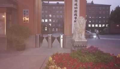熱烈慶賀鞏義市成功學(xué)院東校區(qū)采用華捷盛智能伸縮門、通道閘