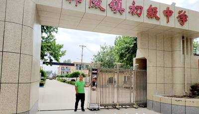 慶祝韓陵鎮(zhèn)初級中學(xué)采用華捷盛智能2.4M高定制伸縮門