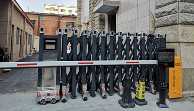 華捷盛電動伸縮門、車牌識別道閘應用于中財大廈4