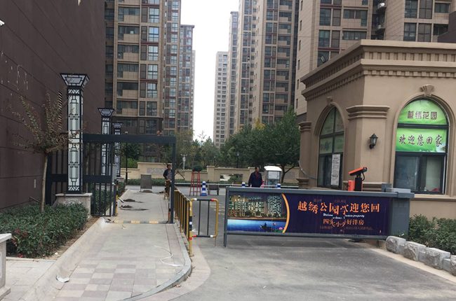華捷盛廣告道閘應用于濮陽越秀花園