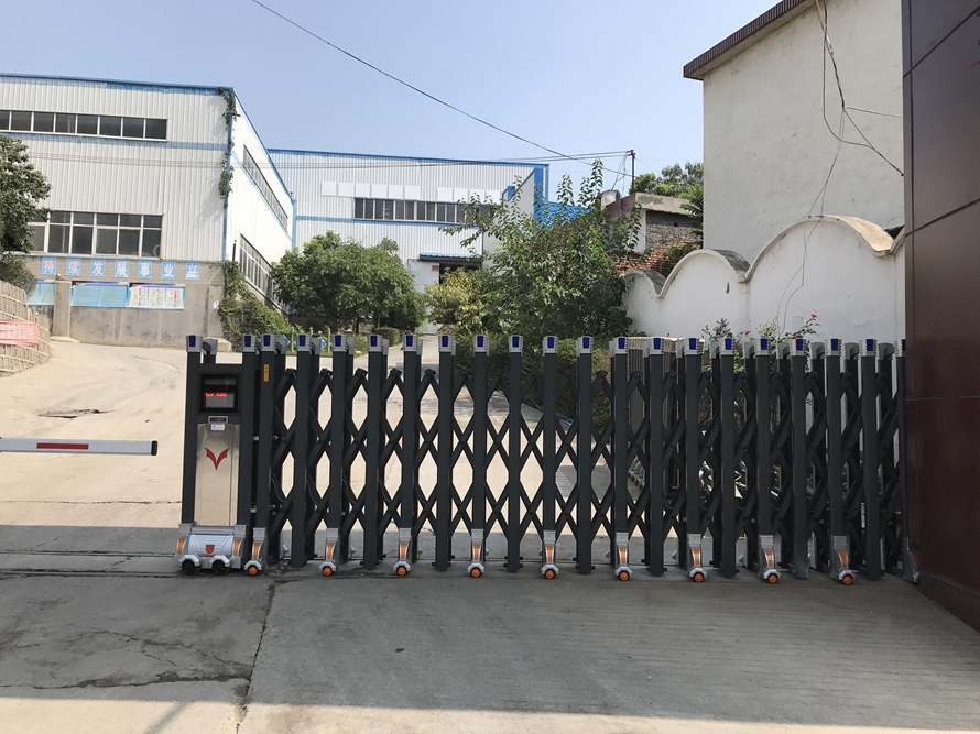 電動伸縮門抗風設計
